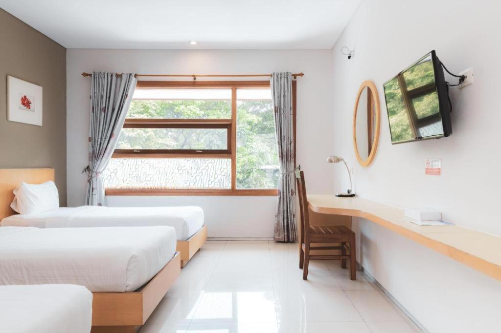 Hotel Tibera Taman Cibeunying Bandung Exteriör bild