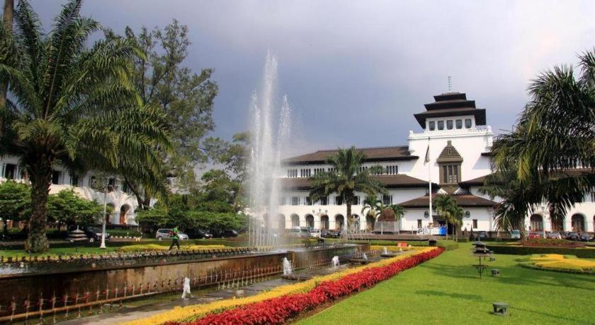 Hotel Tibera Taman Cibeunying Bandung Exteriör bild