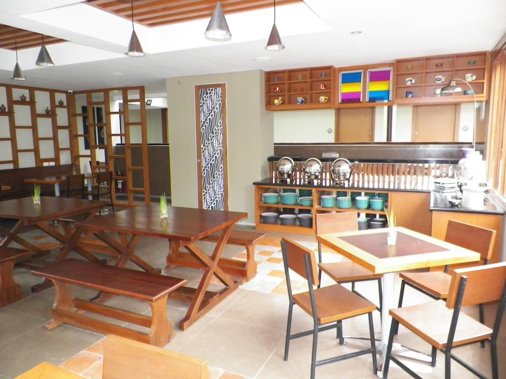 Hotel Tibera Taman Cibeunying Bandung Exteriör bild